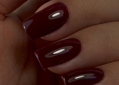 Manucure ongles noirs chez Honails Institut à Réguisheim, Grand Est, FR. Finition lisse et brillante.