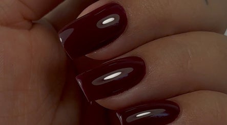 Manucure ongles noirs chez Honails Institut à Réguisheim, Grand Est, FR. Finition lisse et brillante.