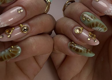 Nail art élégant avec motifs or chez Honails Institut, Réguisheim, Grand Est, FR.