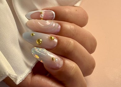Nail art unique avec perles dorées chez Honails Institut, Réguisheim, Grand Est, FR.