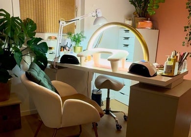 Espace manucure élégant à Honails Institut, Réguisheim, Grand Est, FR, décoré de plantes vertes.