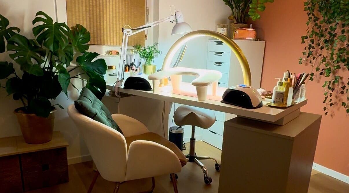 Espace manucure élégant à Honails Institut, Réguisheim, Grand Est, FR avec plantes vertes luxuriantes.