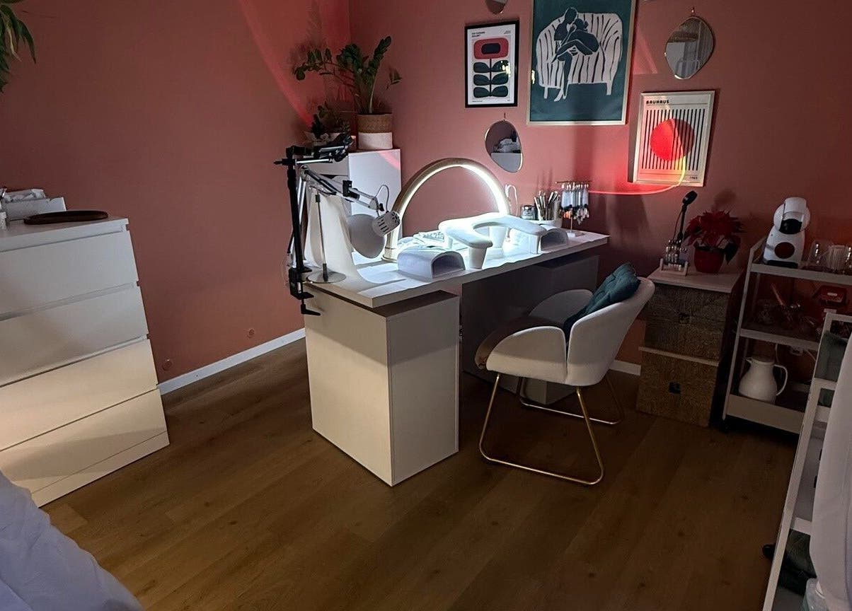 Espace élégant de manucure à Honails Institut, Réguisheim, Grand Est, FR, avec un bureau moderne et des décorations.