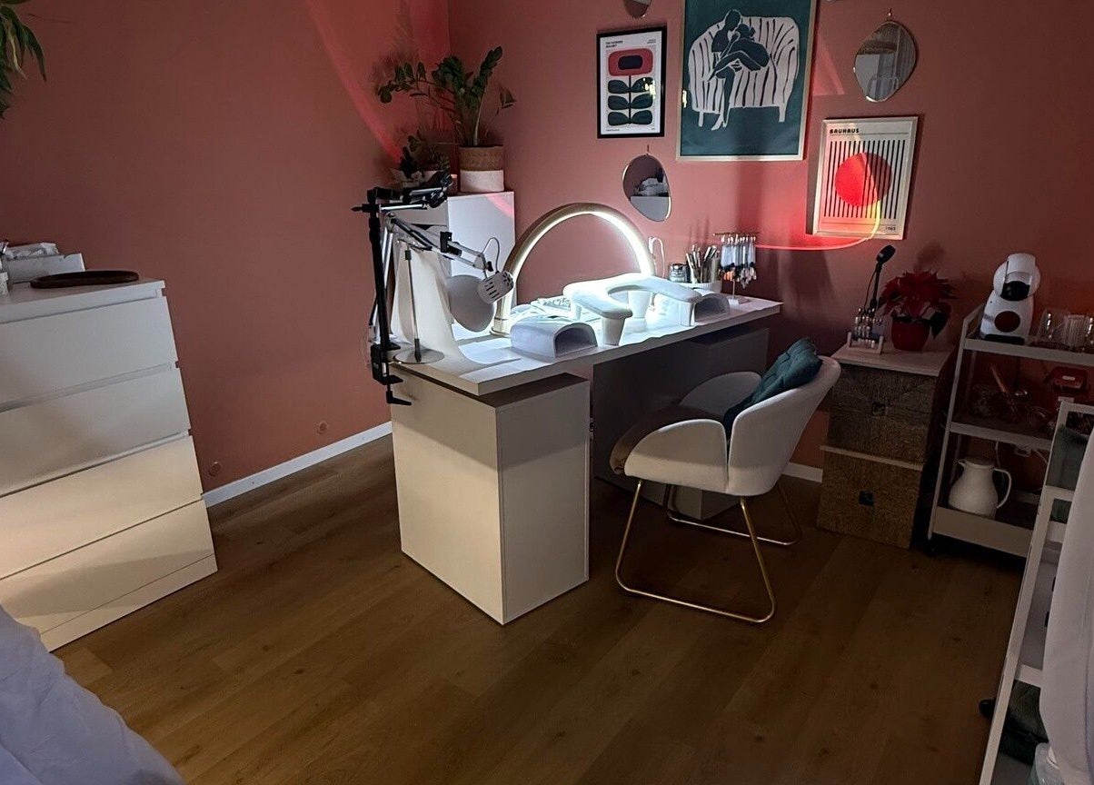 Espace élégant de manucure à Honails Institut, Réguisheim, Grand Est, FR, avec un bureau moderne et des décorations.