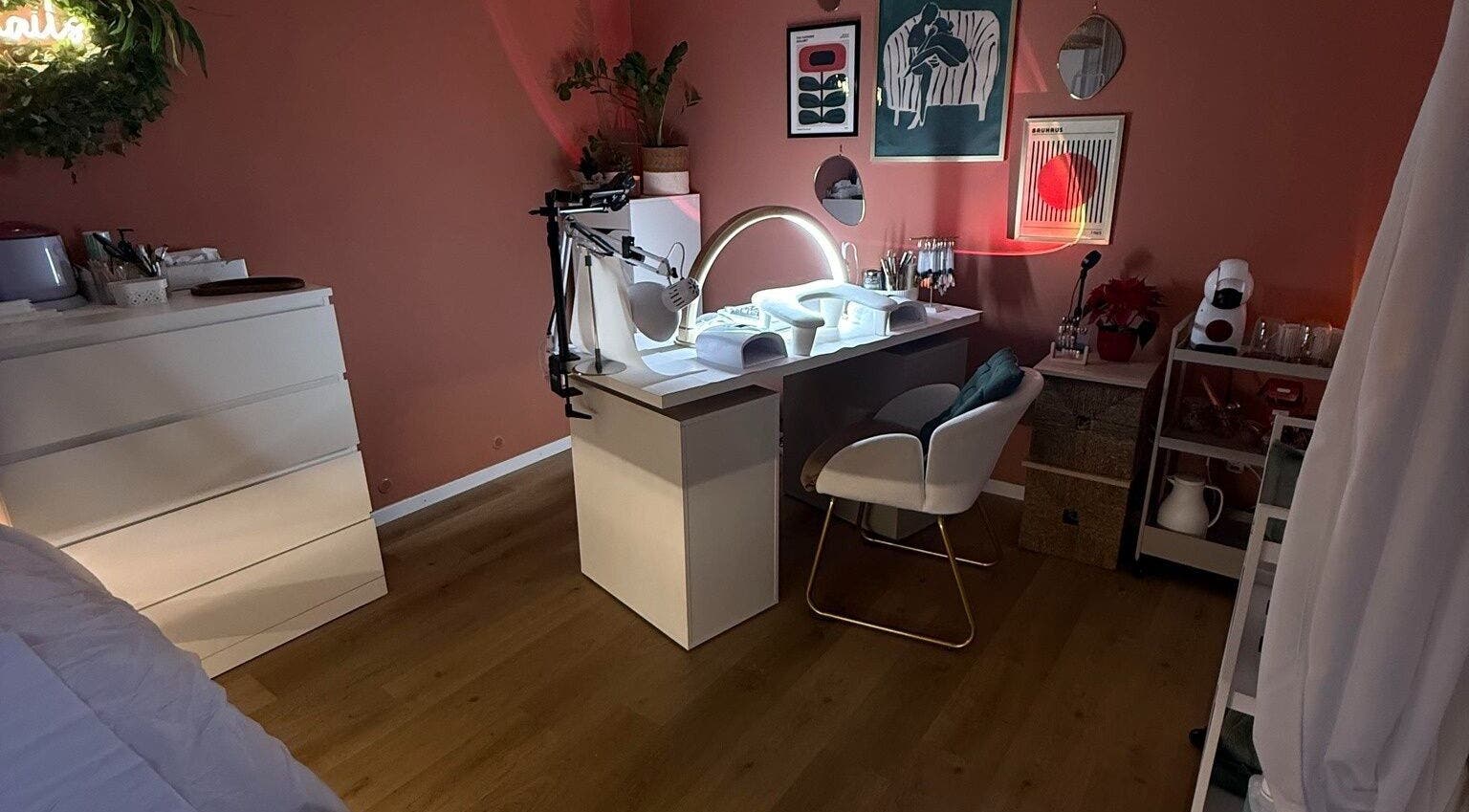 Espace élégant de manucure à Honails Institut, Réguisheim, Grand Est, FR, avec un bureau moderne et des décorations.