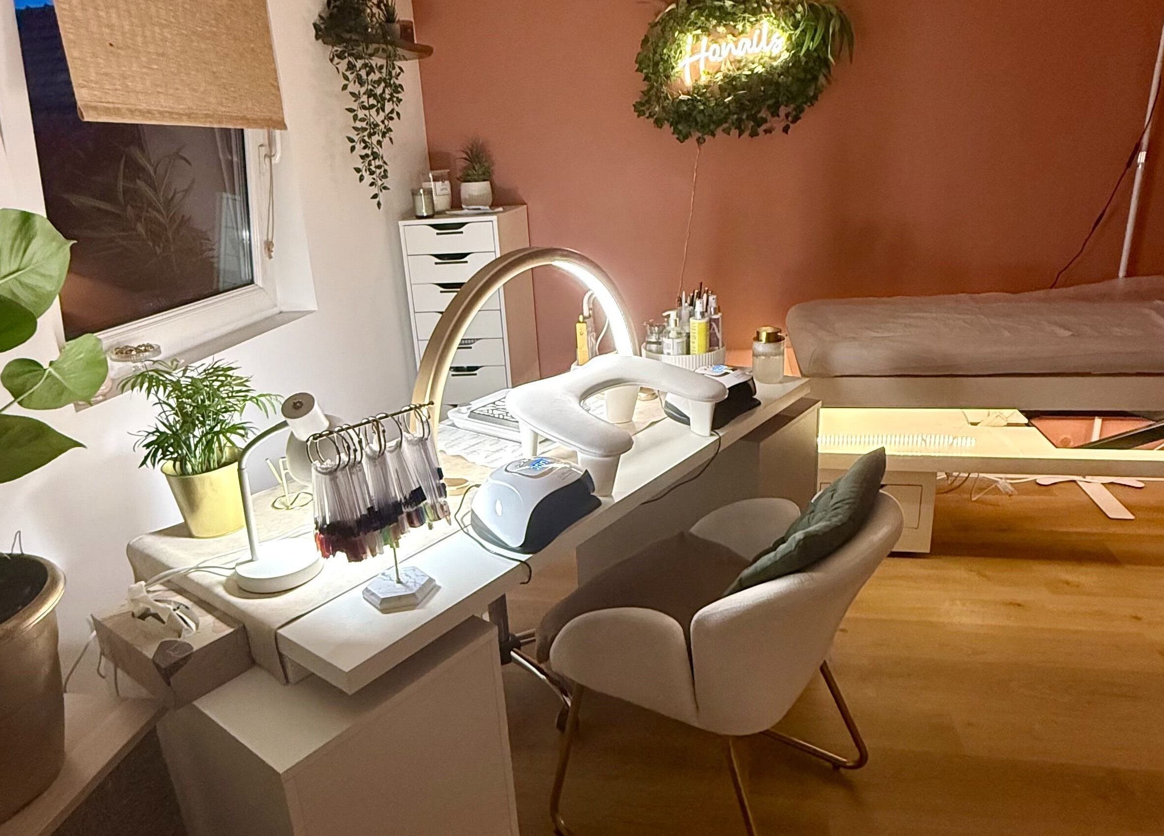 Intérieur élégant de Honails Institut à Réguisheim, Grand Est, FR avec table de manucure moderne et décoration végétale.