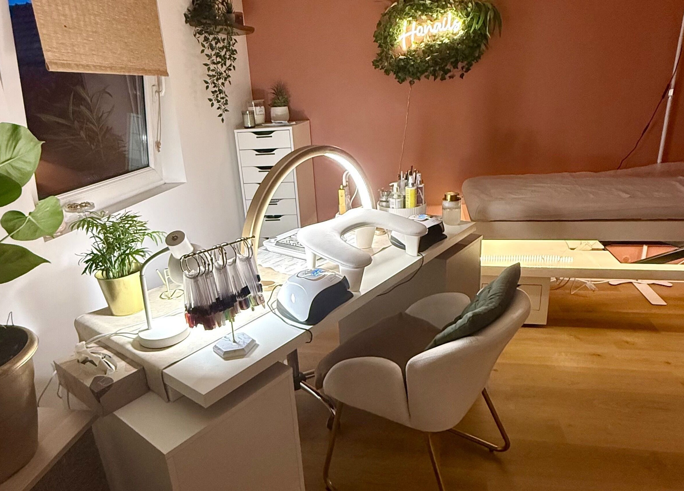 Intérieur élégant de Honails Institut à Réguisheim, Grand Est, FR avec table de manucure moderne et décoration végétale.