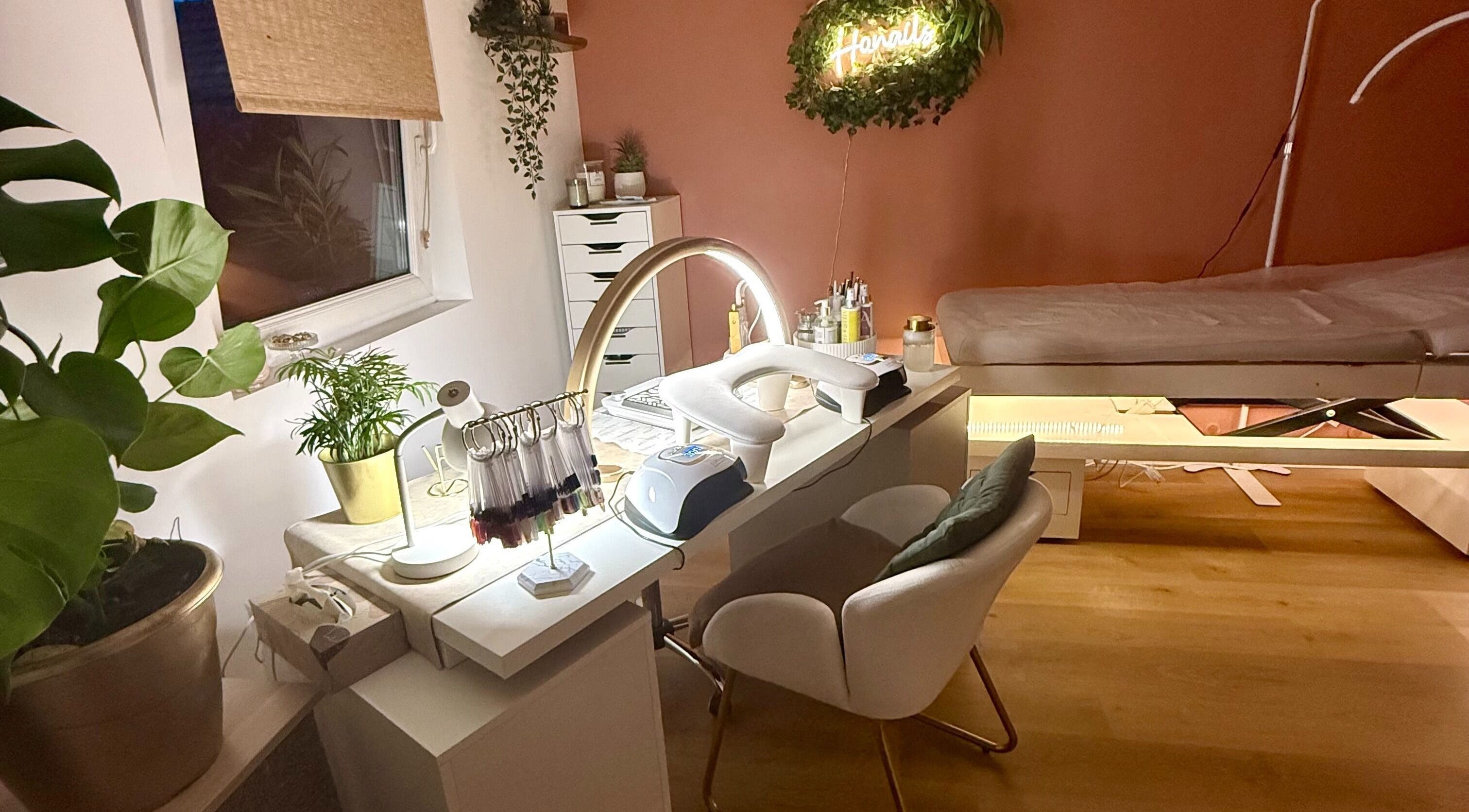 Intérieur élégant de Honails Institut à Réguisheim, Grand Est, FR avec table de manucure moderne et décoration végétale.