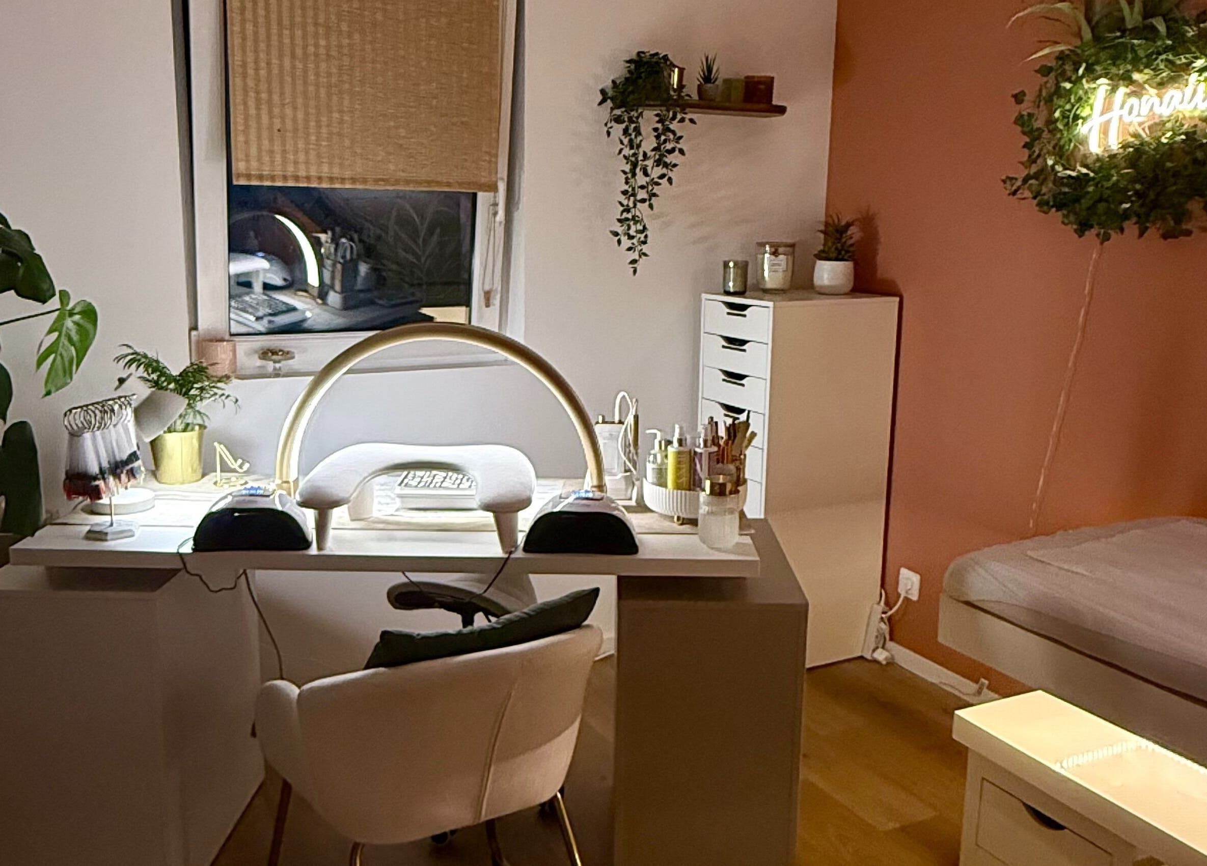 Salon moderne de Honails Institut à Réguisheim, Grand Est, FR, avec mobilier chic et plantes décoratives.