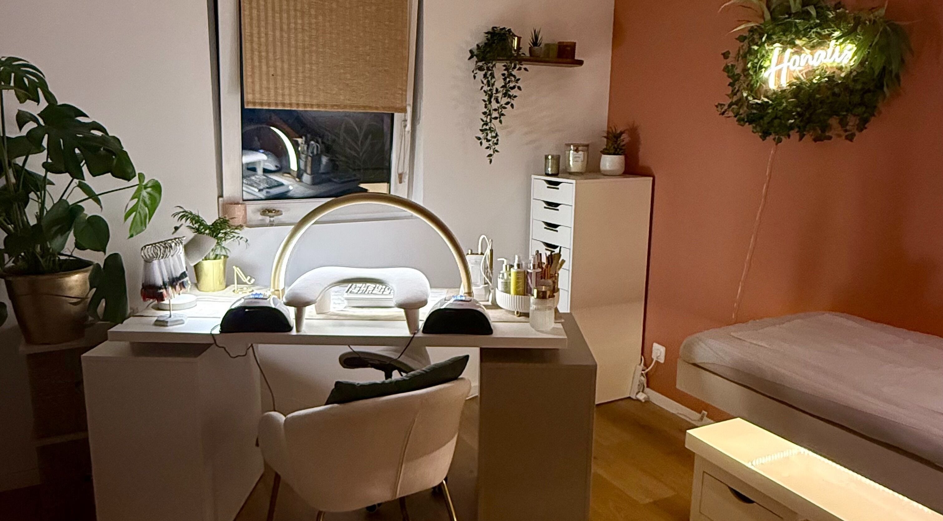 Salon moderne de Honails Institut à Réguisheim, Grand Est, FR, avec mobilier chic et plantes décoratives.