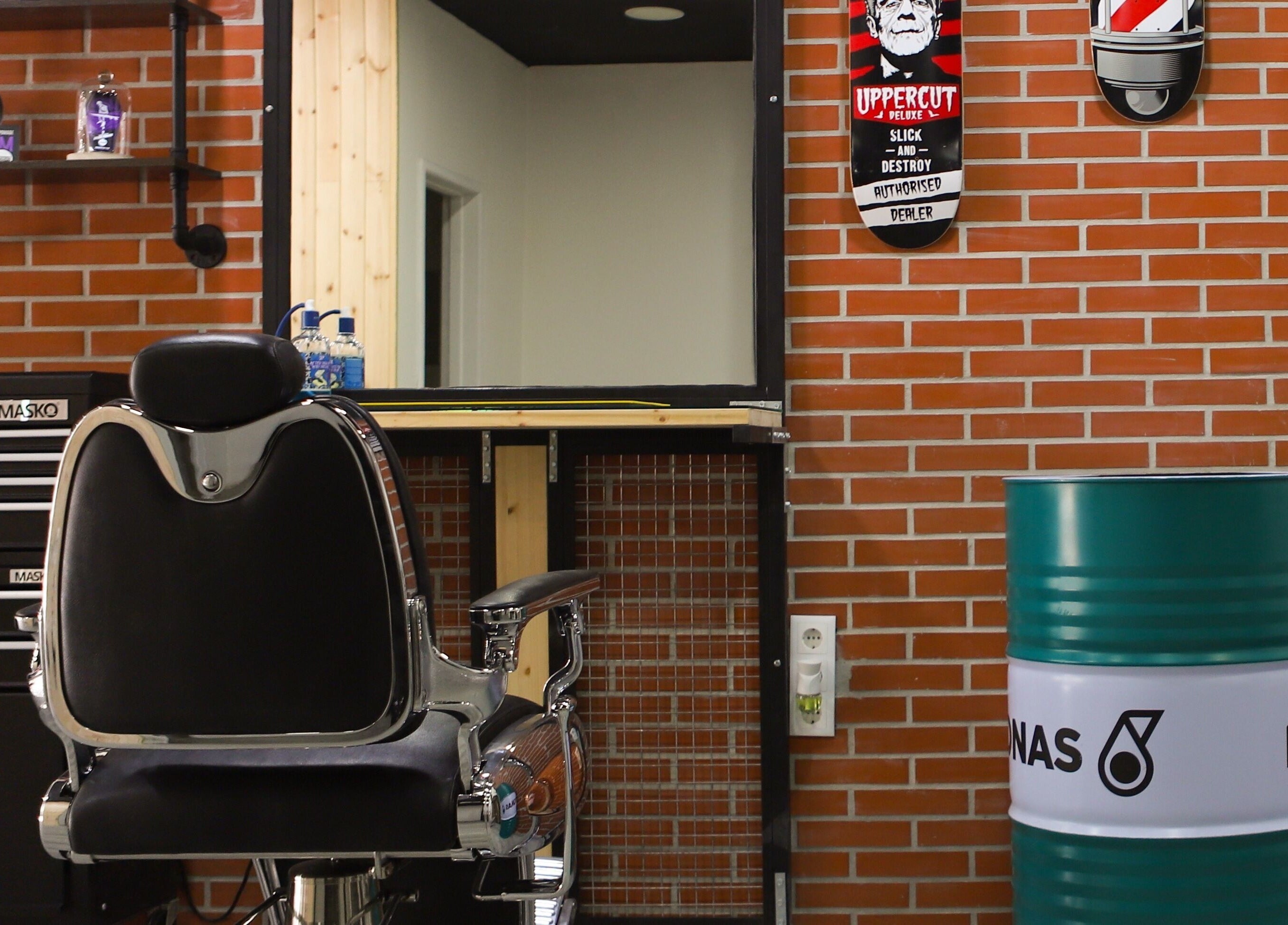 Interior industrial da Paddock Barbershop ®️ em Lixa, Porto, PT, com cadeira clássica e decoração única.