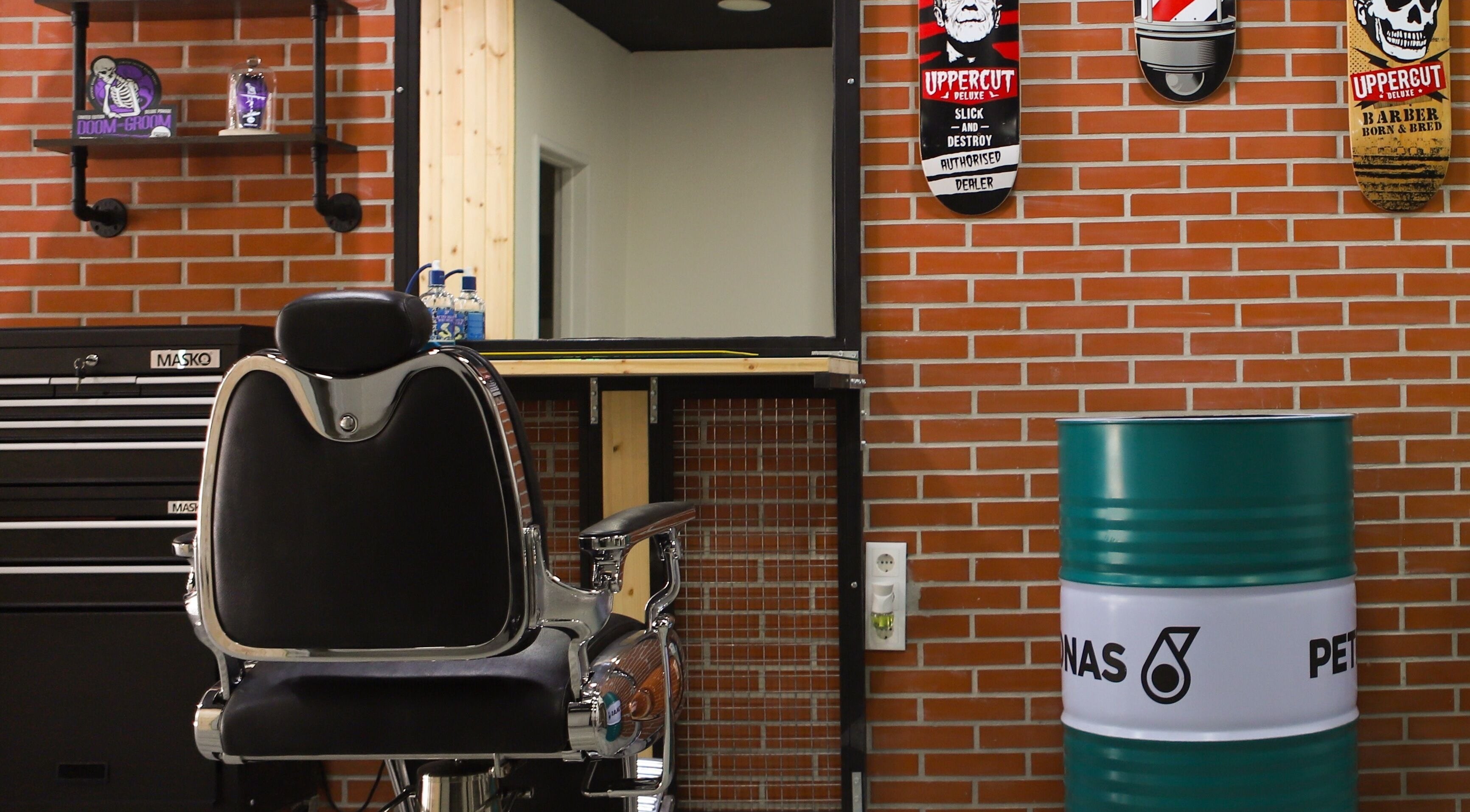 Interior industrial da Paddock Barbershop ®️ em Lixa, Porto, PT, com cadeira clássica e decoração única.