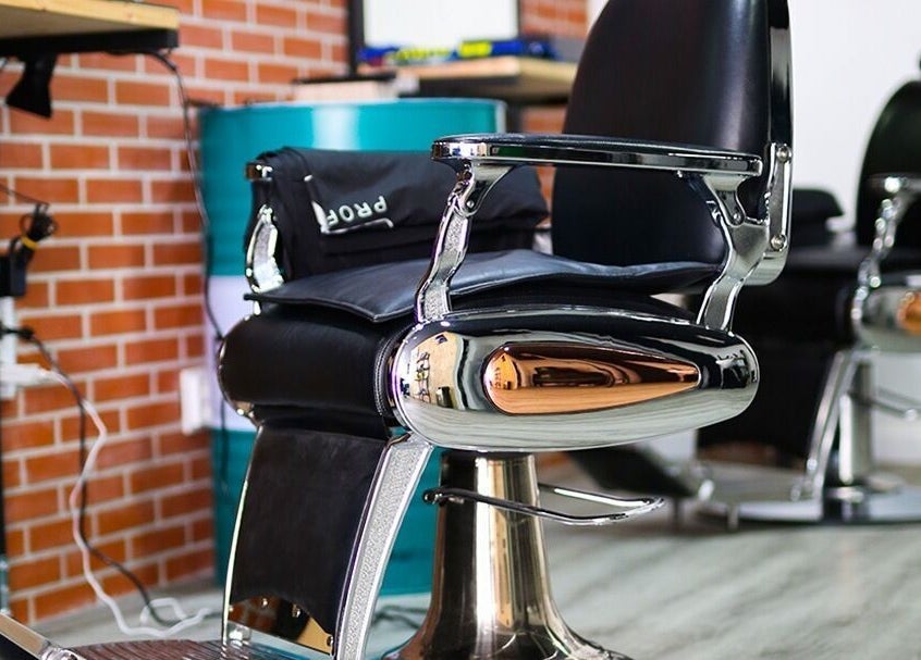 Cadeiras de barbeiro elegantes na Paddock Barbershop ®️ em Lixa, Porto, PT, oferecendo conforto moderno.