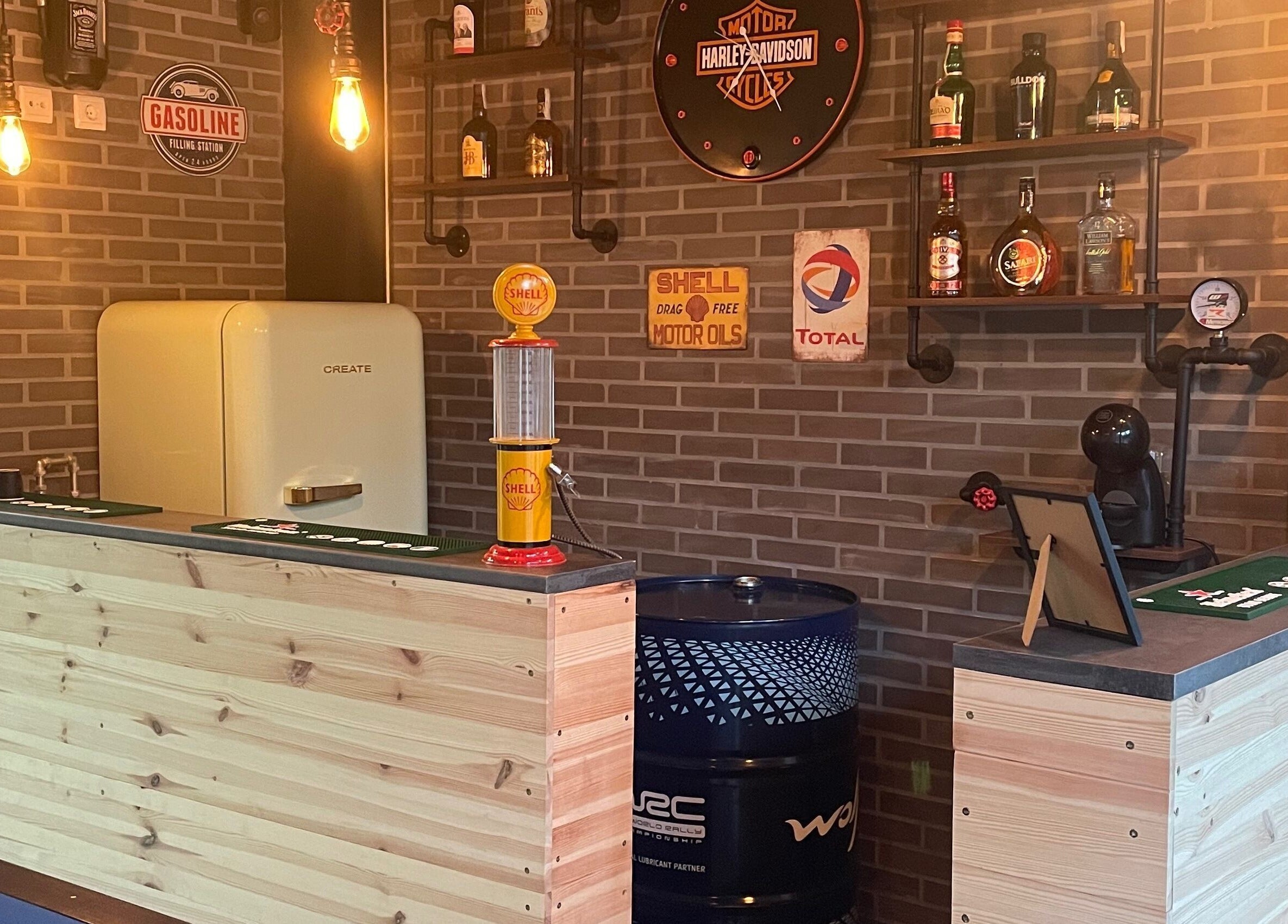 Área do bar retrô no Paddock Barbershop ®️ em Lixa, Porto, PT, com decoração vintage e prateleiras de bebidas.