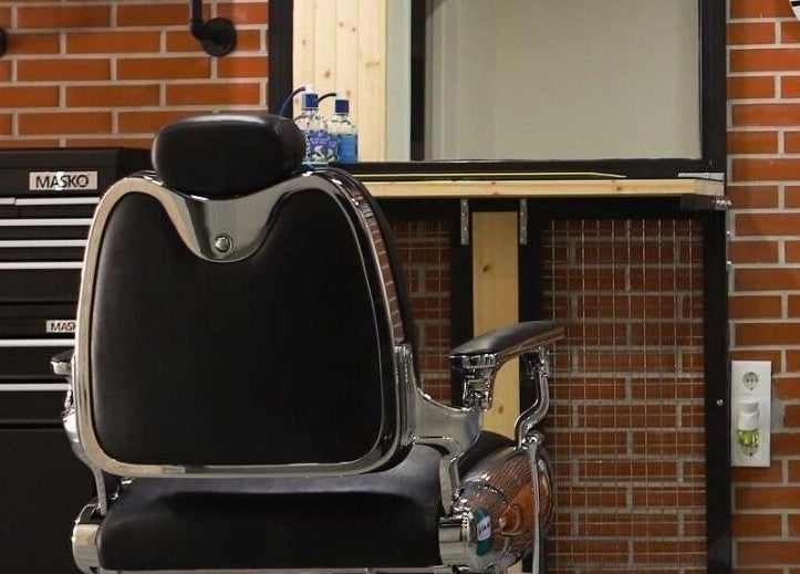 Cadeira de barbeiro vintage na Paddock Barbershop ®️, Lixa, Porto, PT. Estilo clássico e ambiente acolhedor.