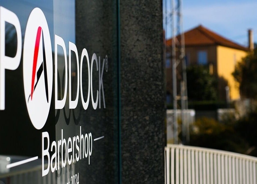 Logo Paddock Barbershop ®️ em Lixa, Porto, PT, destacando fachada moderna.