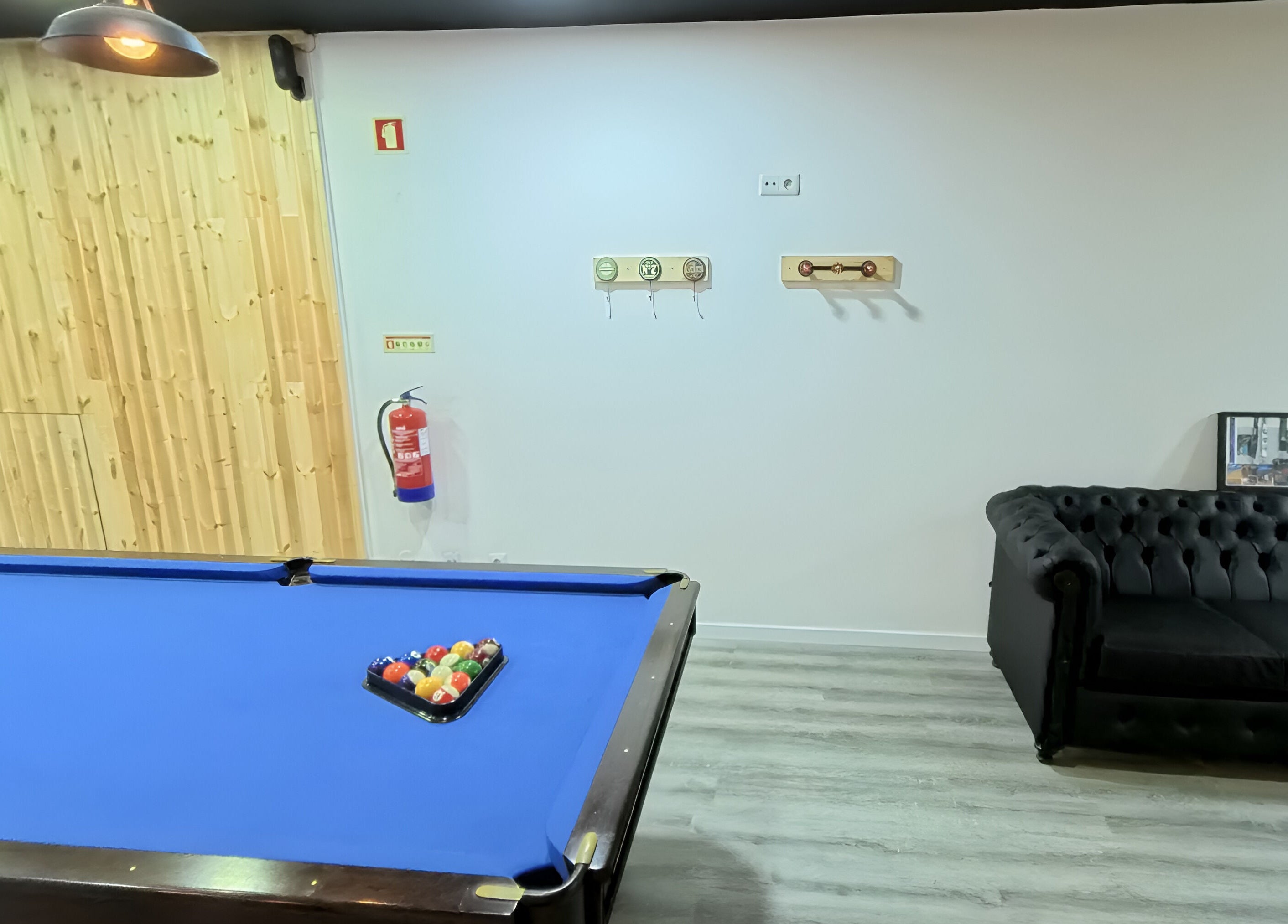 Área de lazer na Paddock Barbershop ®️ com mesa de bilhar e sofá, em Lixa, Porto, PT.