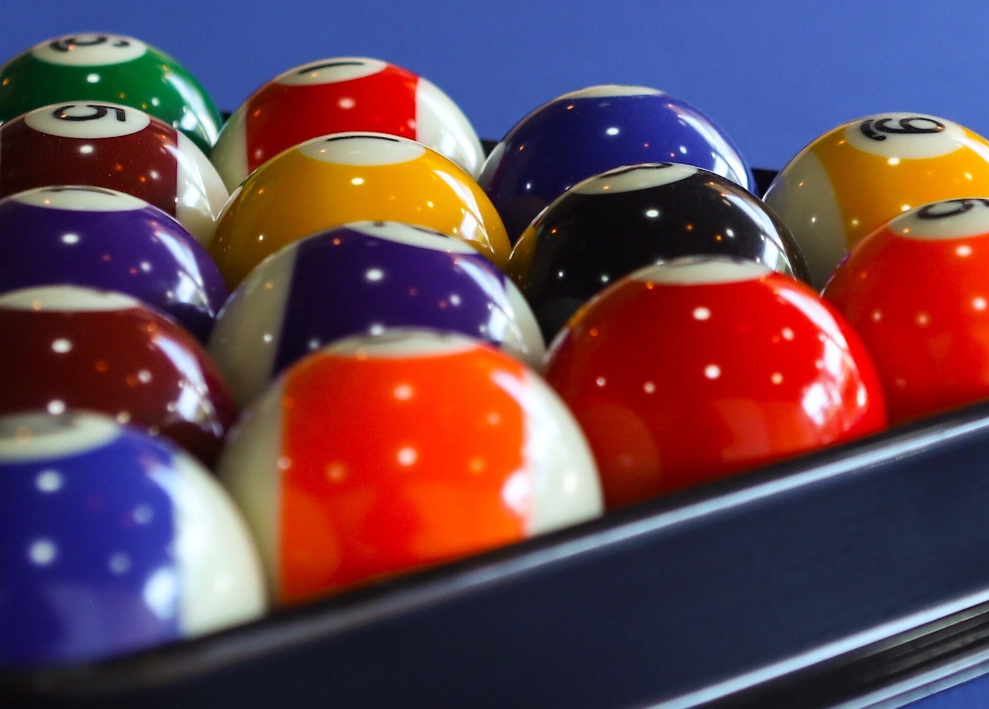Conjunto de bolas de bilhar coloridas no Paddock Barbershop ®️ em Lixa, Porto, PT.