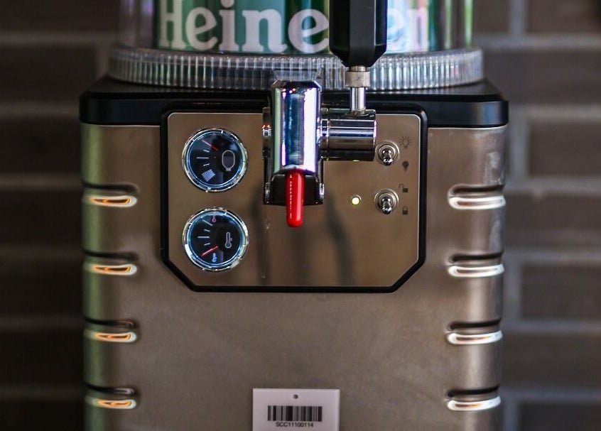 Dispensador de cerveja elegante no Paddock Barbershop ®️, Lixa, Porto, PT.