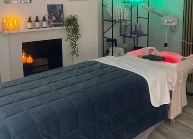 Relaxing treatment room at Pāshoa, Pershore, England, GB with candles and serene decor.