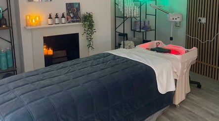 Relaxing treatment room at Pāshoa, Pershore, England, GB with candles and serene decor.