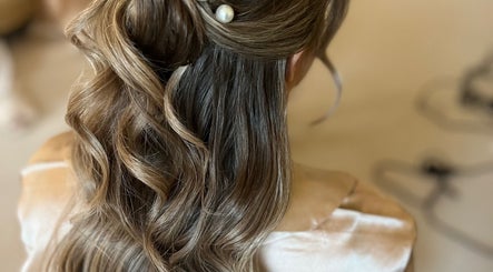 Keep It Pinned Hairstyling image 3