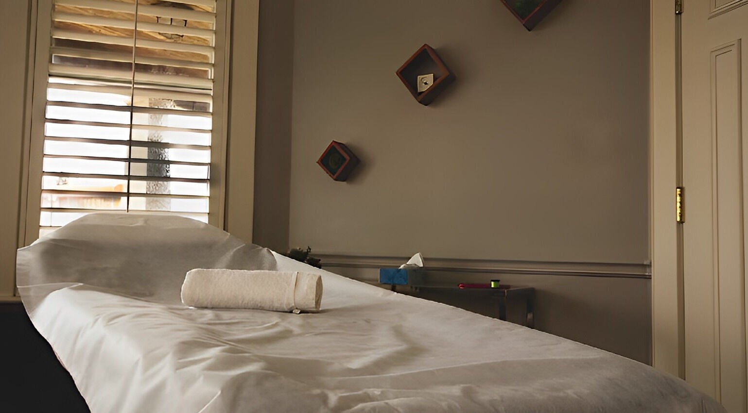 Beauty Destination Brow and Wax Bar (BURLINGTON) tranquil treatment room in Burlington, Ontario, CA.