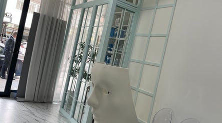 Young Cosmetic, bild 2