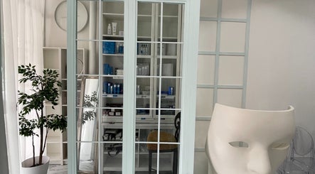 Young Cosmetic, bild 3