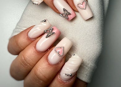 Manucure élégante avec papillons et cœurs à Only Beauty, Saint-Aubin, Neuchâtel, CH.