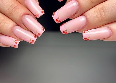Nail art cerise chez Only Beauty, Saint-Aubin, Neuchâtel, CH. Ongles élégants et artistiques.