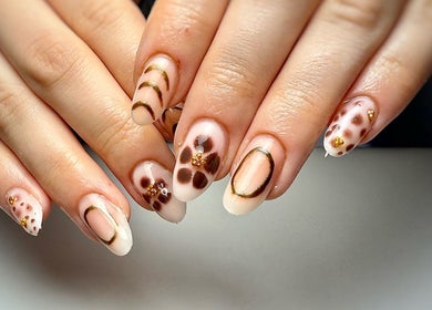 Design d'ongles artistiques chez Only Beauty à Saint-Aubin, Neuchâtel, CH, en dessins marrons et dorés.