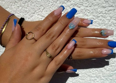 Stylisme des ongles bleu chez Only Beauty, Saint-Aubin, Neuchâtel, CH. Design estival et élégant.