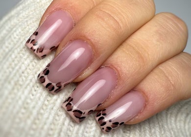 Nail art léopard chic réalisé chez Only Beauty à Saint-Aubin, Neuchâtel, CH.
