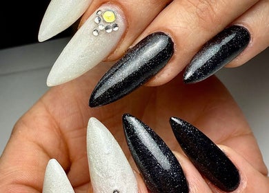 Manucure chic noir et blanc avec strass à Only Beauty, Saint-Aubin, Neuchâtel, CH.