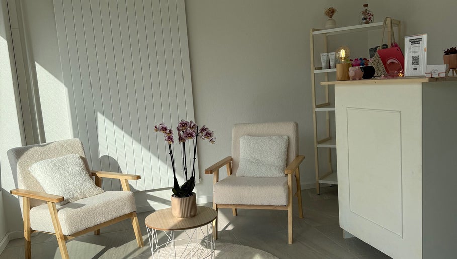 Coin détente élégant chez Only Beauty, Saint-aubin, Neuchâtel, CH avec fauteuils et orchidée.