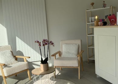 Coin détente élégant chez Only Beauty, Saint-aubin, Neuchâtel, CH avec fauteuils et orchidée.