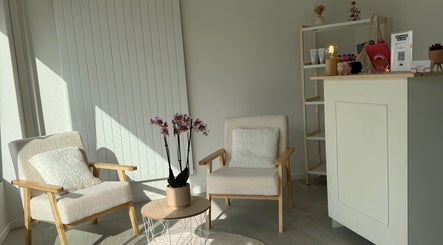 Coin détente élégant chez Only Beauty, Saint-aubin, Neuchâtel, CH avec fauteuils et orchidée.
