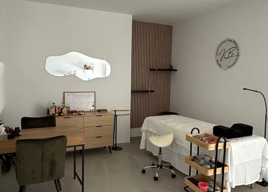 Intérieur moderne de Only Beauty, Saint-aubin, Neuchâtel, CH, avec lit de soin et miroir élégant.