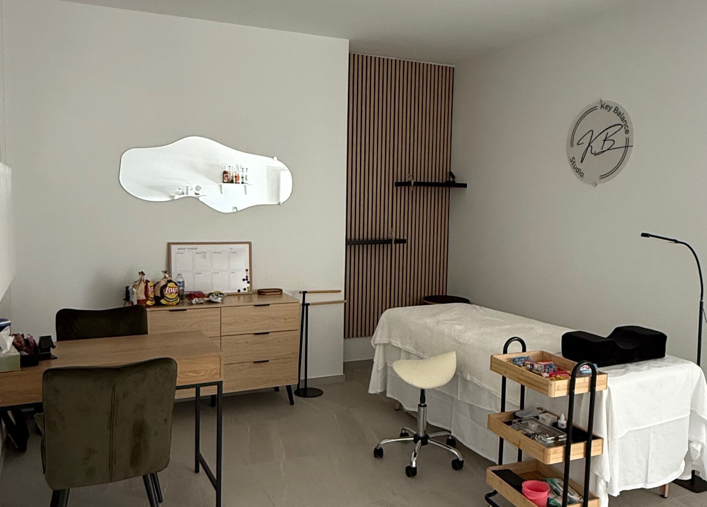 Intérieur moderne de Only Beauty, Saint-aubin, Neuchâtel, CH, avec lit de soin et miroir élégant.