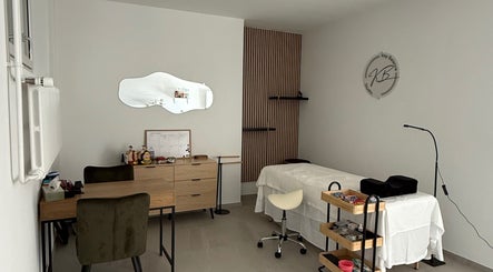 Intérieur moderne de Only Beauty, Saint-aubin, Neuchâtel, CH, avec lit de soin et miroir élégant.