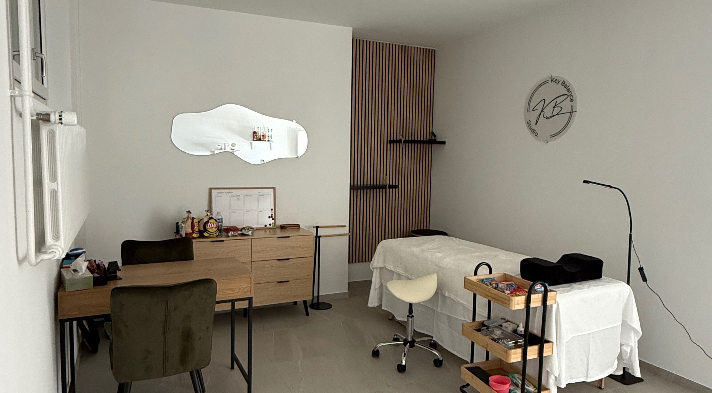 Intérieur moderne de Only Beauty, Saint-aubin, Neuchâtel, CH, avec lit de soin et miroir élégant.