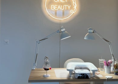 Station de manucure moderne chez Only Beauty, Saint-aubin, Neuchâtel, CH avec enseigne lumineuse.