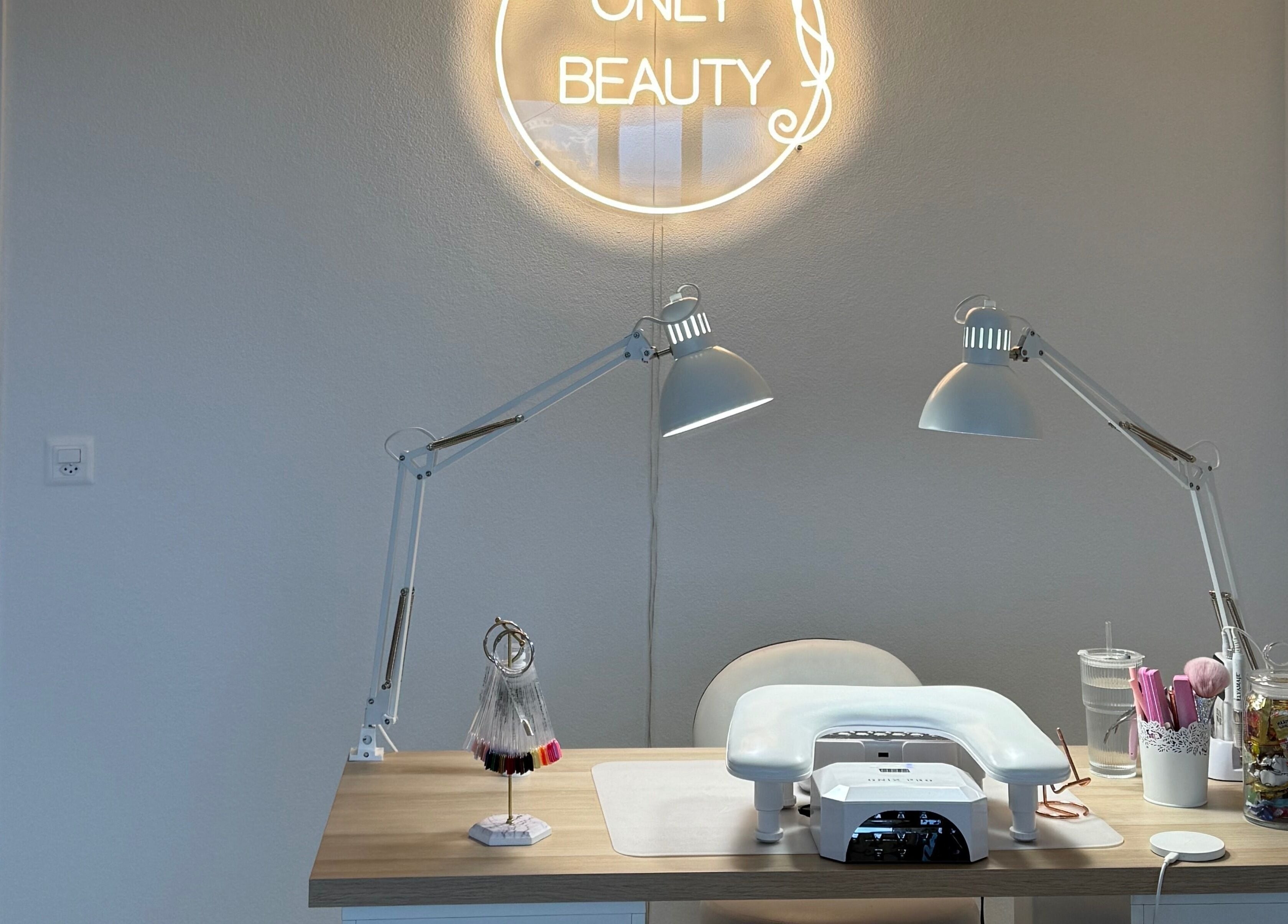 Station de manucure moderne chez Only Beauty, Saint-aubin, Neuchâtel, CH avec enseigne lumineuse.