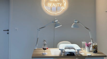 Station de manucure moderne chez Only Beauty, Saint-aubin, Neuchâtel, CH avec enseigne lumineuse.