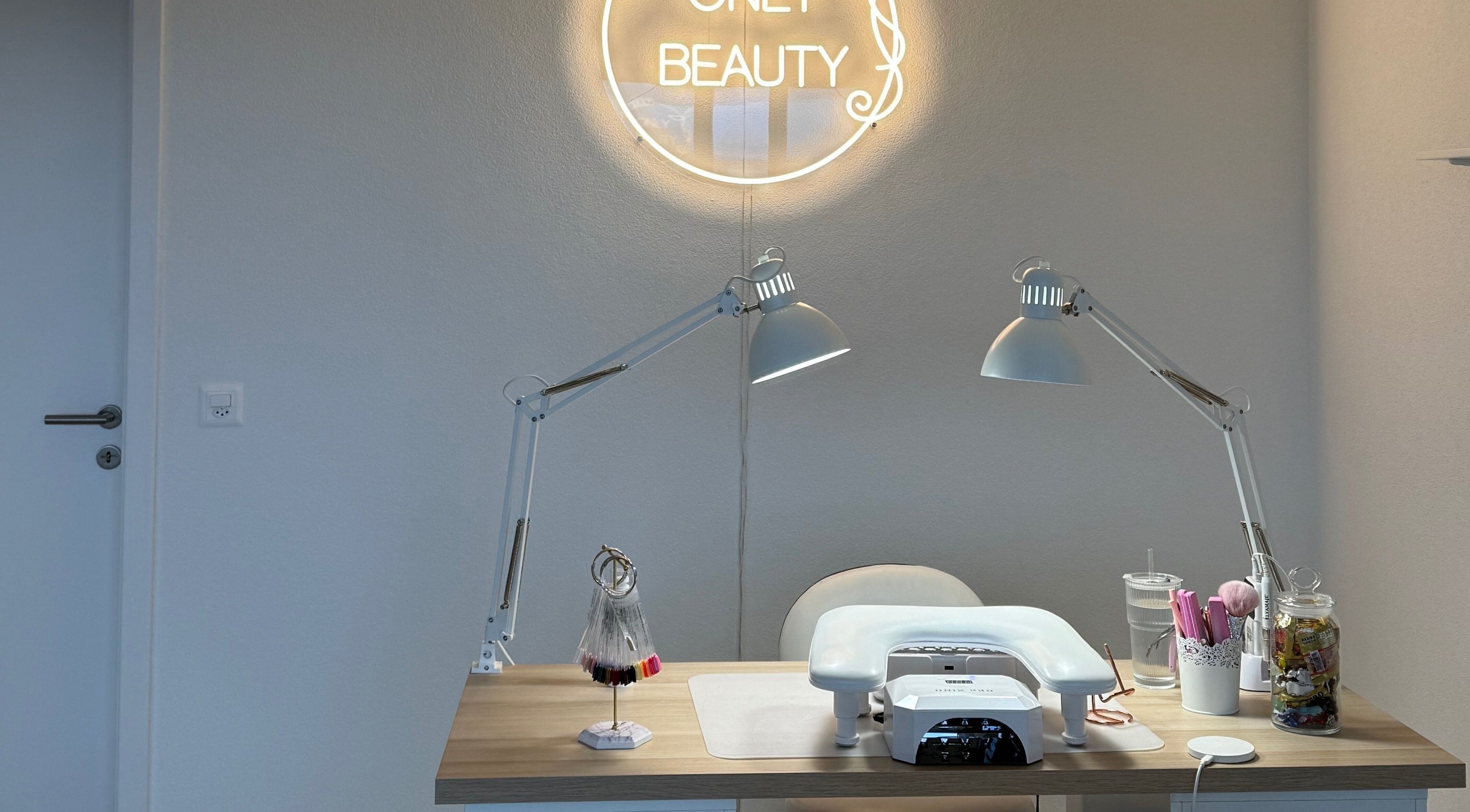 Station de manucure moderne chez Only Beauty, Saint-aubin, Neuchâtel, CH avec enseigne lumineuse.