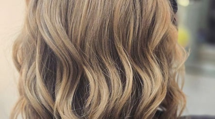 Stylish wavy hair design at Kalos Hair Design, Asheville, North Carolina, US.