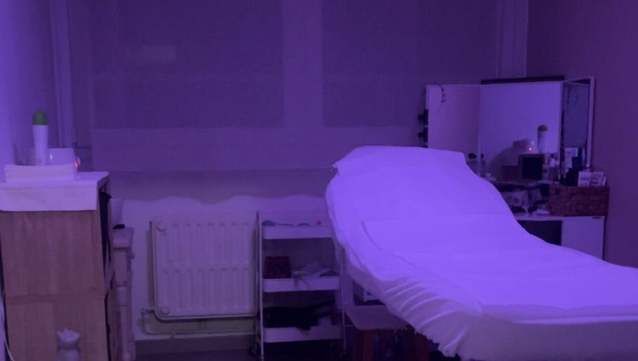 Salle de soin apaisante à Marine Beauty, Boulogne-sur-mer, Hauts-de-france, FR éclairée par une douce lumière violette.