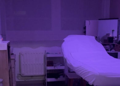 Salle de soin apaisante à Marine Beauty, Boulogne-sur-mer, Hauts-de-france, FR éclairée par une douce lumière violette.