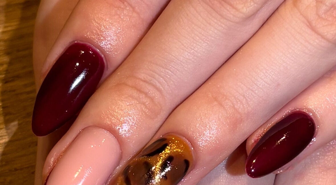 Manucure chic avec motifs chez Marine Beauty, Saint-Omer, Hauts-de-France, FR.